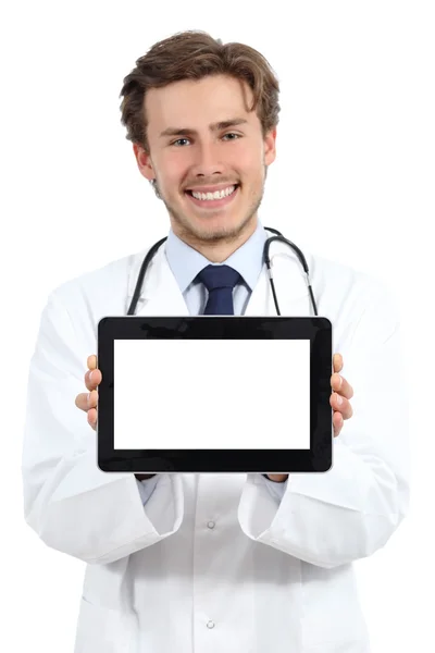 Felice medico uomo che mostra un software di schermo tablet vuoto — Foto Stock