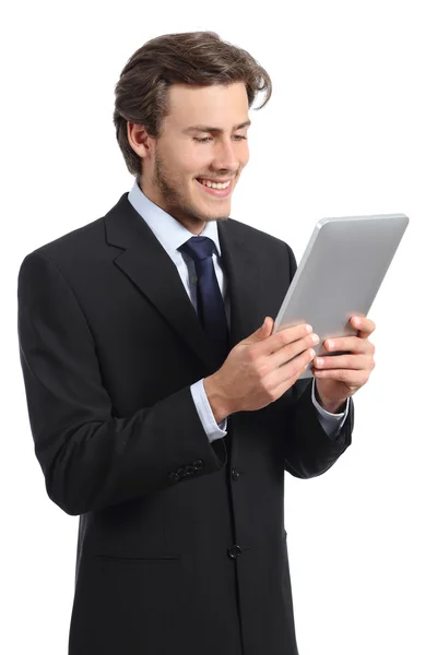 Feliz joven hombre de negocios leyendo un lector de tabletas —  Fotos de Stock