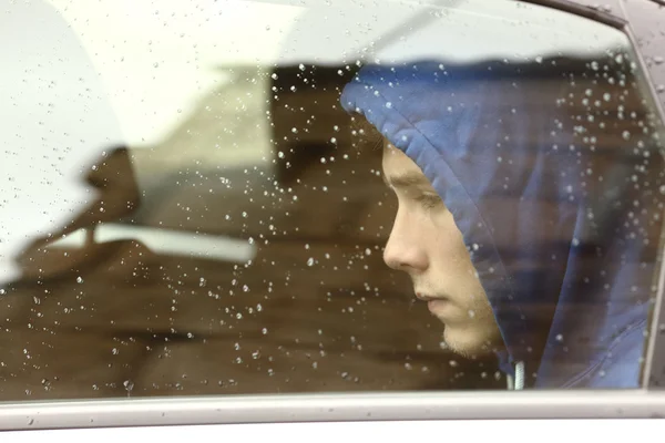 Сумний хлопчик-підліток стурбований в машині — стокове фото