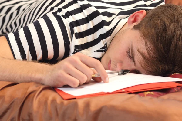 Fáradt diák pihen a hálószobában — Stock Fotó