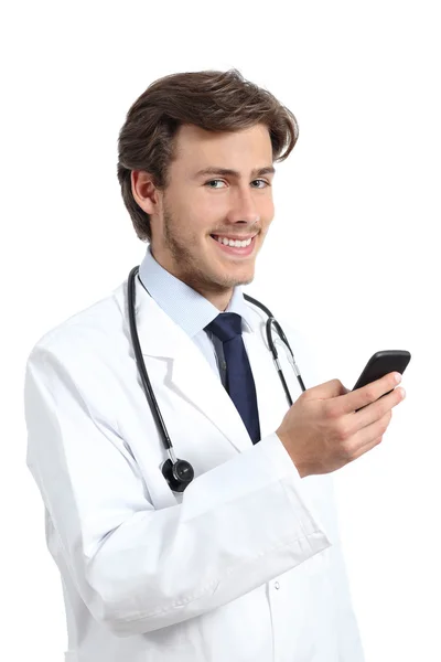 Jovem médico feliz segurando um telefone inteligente — Fotografia de Stock