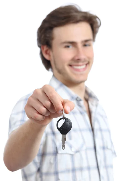 Молодой человек с ключом от арендованной машины — стоковое фото
