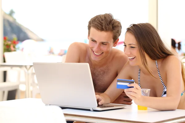 Пара купує онлайн у відпустку — стокове фото