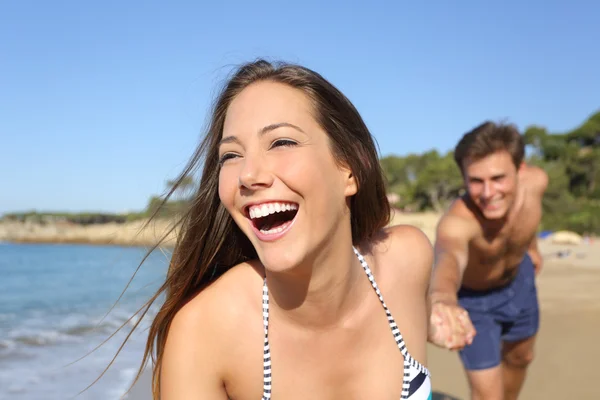 Paar lopen en spelen op het strand — Stockfoto