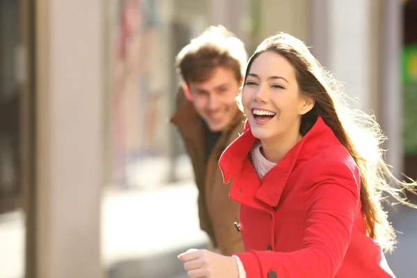 Coppia felice che corre per strada — Foto Stock