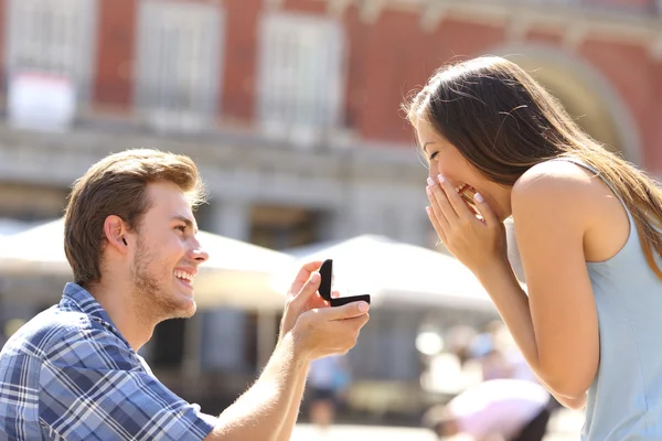 Proposal in the street man asking marry to his girlfriend — Stock Photo, Image