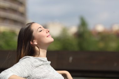 Kentsel kadın derin temiz hava nefes