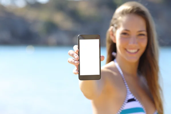Sunbather mostrando la pantalla del teléfono en blanco en la playa —  Fotos de Stock