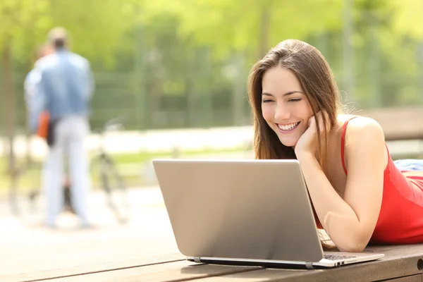 Adolescente estudiante utilizando un ordenador portátil en un campus o parque — Foto de Stock
