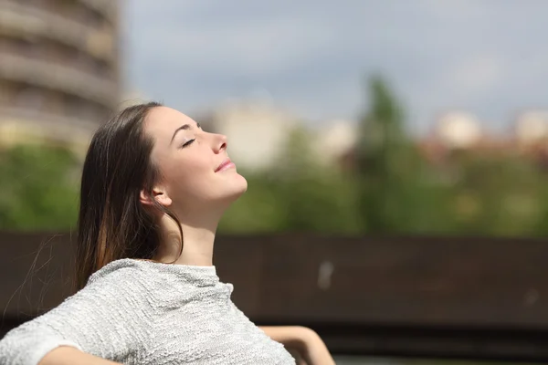 Městská žena dýchání hluboké čerstvý vzduch — Stock fotografie