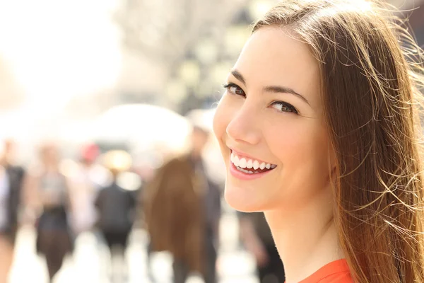 Ženská tvář úsměv s dokonalé zuby pohledu — Stock fotografie