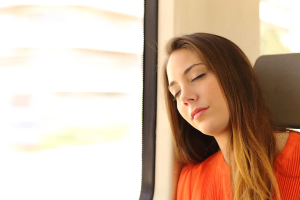 Kvinnan sova inne i ett tåg under en resa — Stockfoto