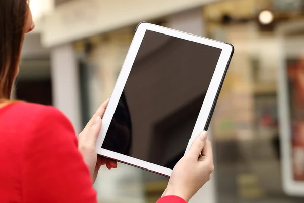 Mujer usando y mostrando una pantalla de tableta en blanco —  Fotos de Stock