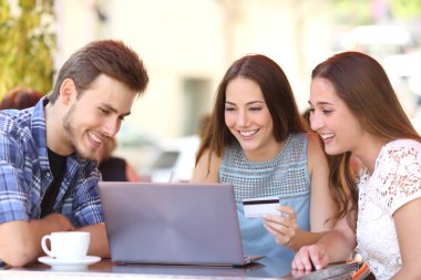 Alışveriş online kredi kartı ve bir dizüstü bilgisayar ile arkadaş