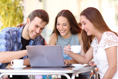 Bir kafede bir laptop videoları izlerken arkadaşlar