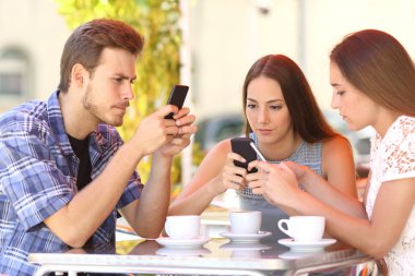 Telefon grup arkadaş bir kafede bağımlısı