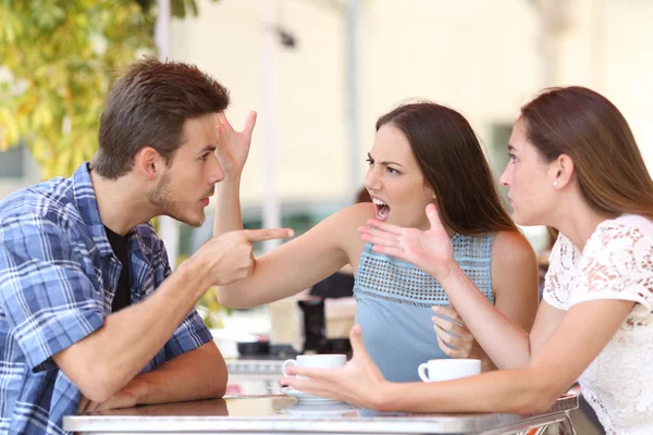 Angry friends arguing in a coffee shop — Stock Photo, Image