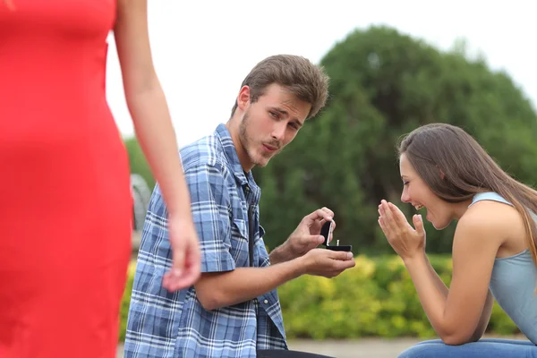 Cheater man cheating during a marriage proposal — Stock Photo, Image