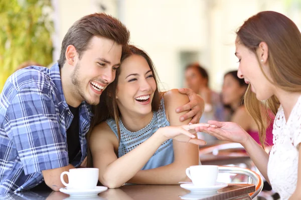 Pasangan yang menunjukkan cincin pertunangannya pada seorang teman — Stok Foto