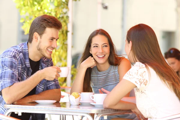 Τους φίλους, μιλώντας σε ένα κατάστημα καφέ βεράντα — Φωτογραφία Αρχείου