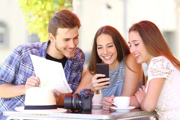 Amigos turísticos planejando férias com telefone GPS — Fotografia de Stock