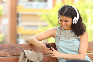 Kadın bir parkta müzik dinlemek