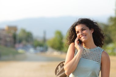 Kadın telefonda bir parkta yürüyüş söz