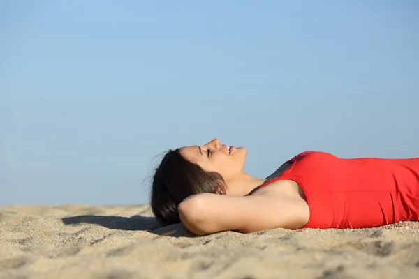 Жінка відпочиває і розслабляється на пляжі — стокове фото