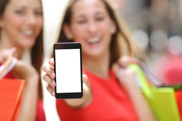 Shoppers showing a blank smart phone screen — Φωτογραφία Αρχείου