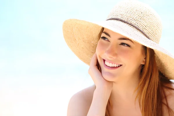 Mujer de belleza con dientes blancos sonrisa mirando hacia los lados —  Fotos de Stock