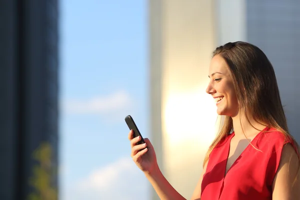 Forretningskvinne som bruker smarttelefon – stockfoto