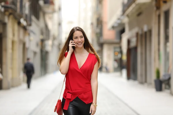 Fashion woman walking and talking on the mobile phone — Stockfoto