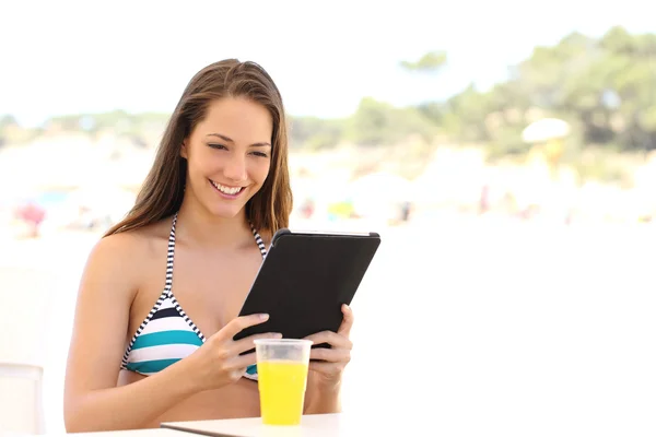 Девушка читает планшет или электронную книгу на летних каникулах — стоковое фото