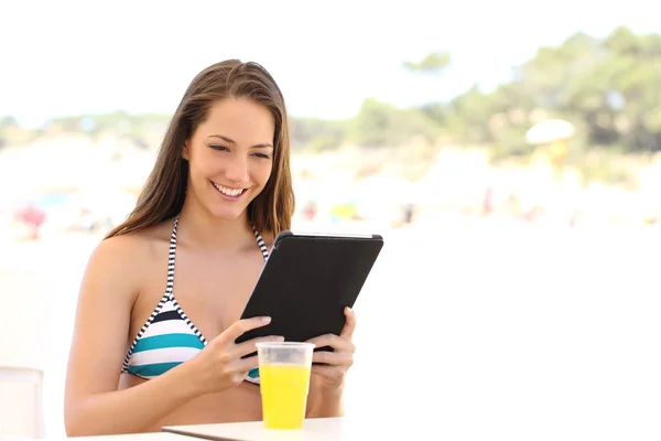 Girl reading a tablet or ebook on summer holidays — 图库照片