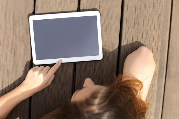 Девушка использует и показывает пустой экран планшета — стоковое фото