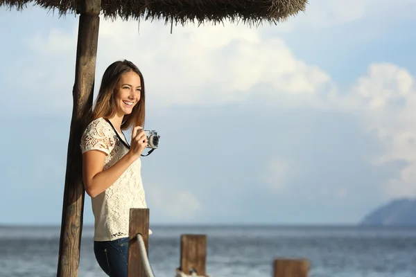 Tourist traveler girl enjoying holidays looking a seascape on the beach — Stock fotografie