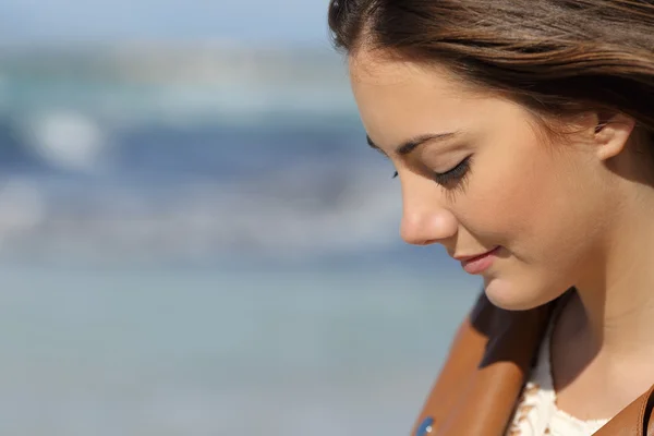 Melancholic woman thinking on the beach — Stock fotografie