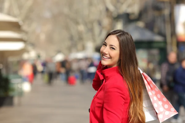 Shopper woman shopping in the street in winter — Stok fotoğraf