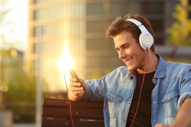 Mutlu adam akıllı telefondan müzik