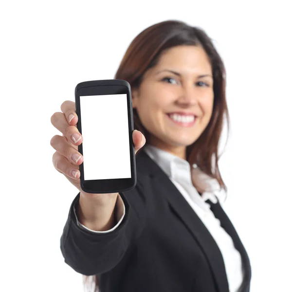 Empresária mostrando uma tela de telefone inteligente em branco — Fotografia de Stock