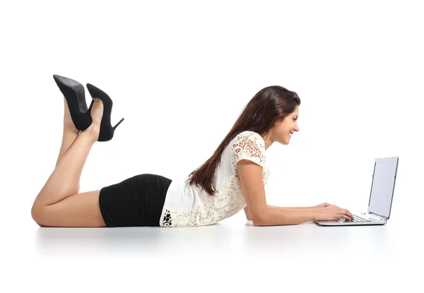 Mujer sexy acostada trabajando con un portátil —  Fotos de Stock