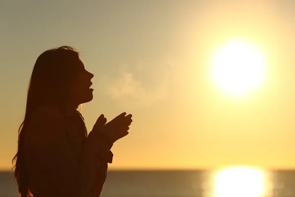 Woman silhouette breathing in a cold winter — Stock Photo, Image