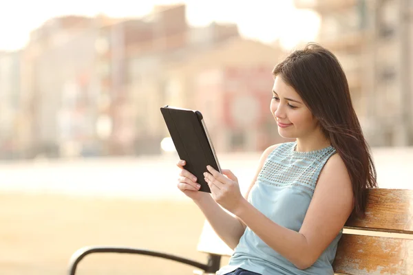 Teen studentka čtení tablet a učení — Stock fotografie