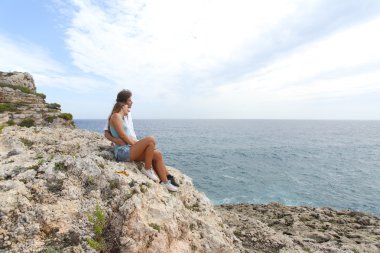 Bir uçurum ufukta bakarak genç Çift