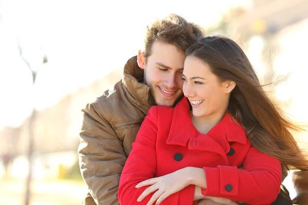 Coppia incontri e abbracci in amore in un parco — Foto Stock