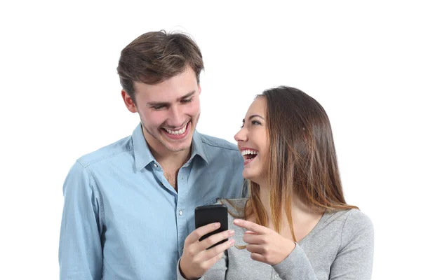 Felices amigos riendo y viendo un teléfono inteligente — Foto de Stock