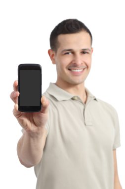 Yakışıklı adam boş akıllı telefonun ekranına gösterilen
