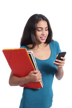 Bir akıllı telefon kitap ve mesaj atıp tutan mutlu öğrenci teen