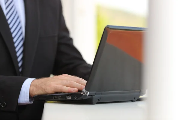 Business man hand using a laptop in the street — Stock Photo, Image