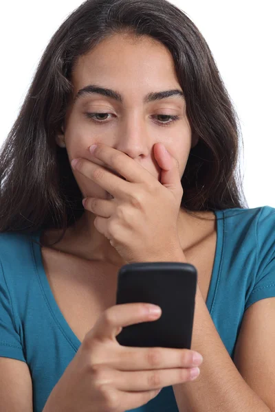 Orolig tonåring flicka på den smarta telefonen — Stockfoto